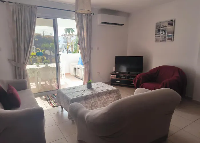 3 Bedroom Affordable In With Communal Pool *