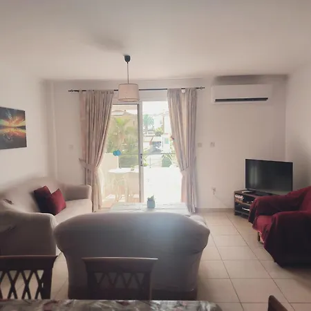 3 Bedroom Affordable In With Communal Pool *