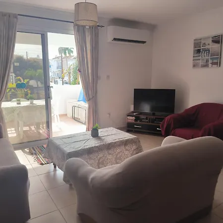 3 Bedroom Affordable In With Communal Pool *