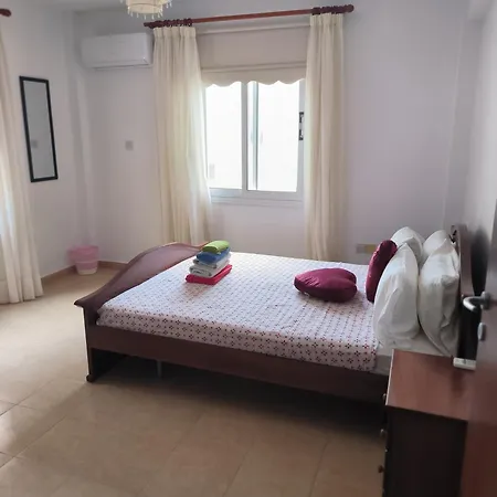 アパート 3 Bedroom Affordable In With Communal Pool オロクリニ