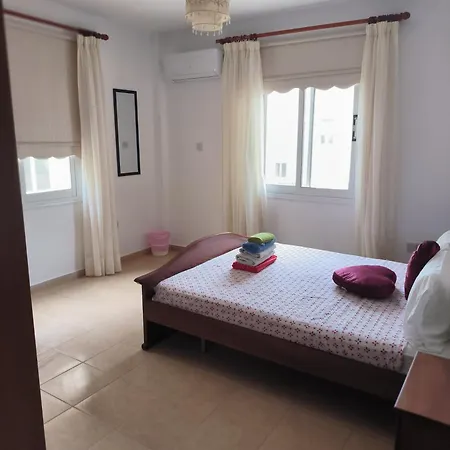 アパート 3 Bedroom Affordable In With Communal Pool オロクリニ