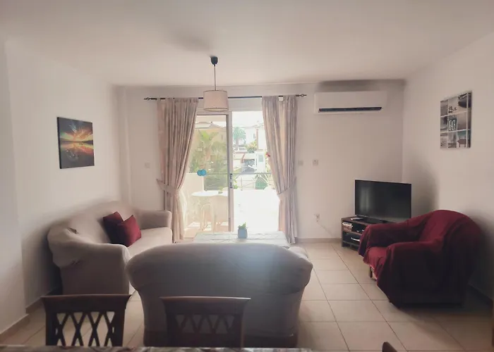 3 Bedroom Affordable In With Communal Pool *