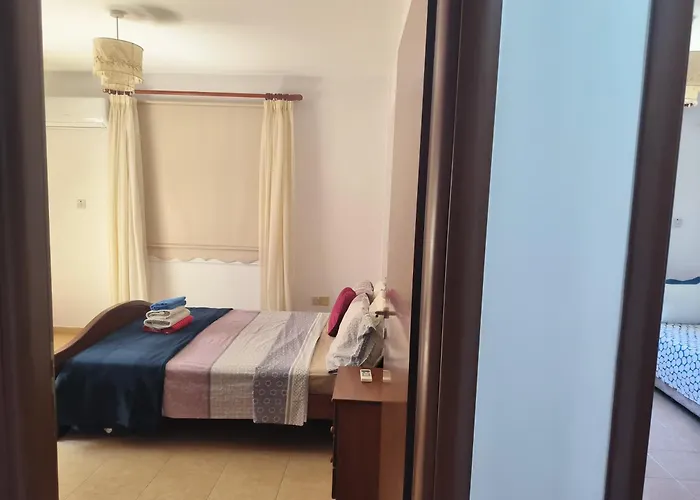 3 Bedroom Affordable In With Communal Pool Apartmán