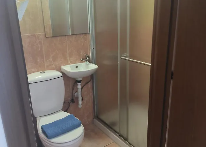 3 Bedroom Affordable In With Communal Pool *